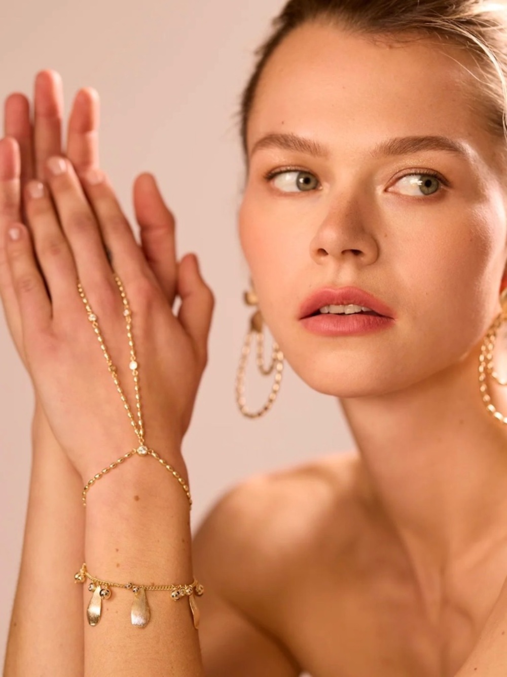 NWT Anya Hand Chain Gold Plated Brass & Cubic Zirconia Details